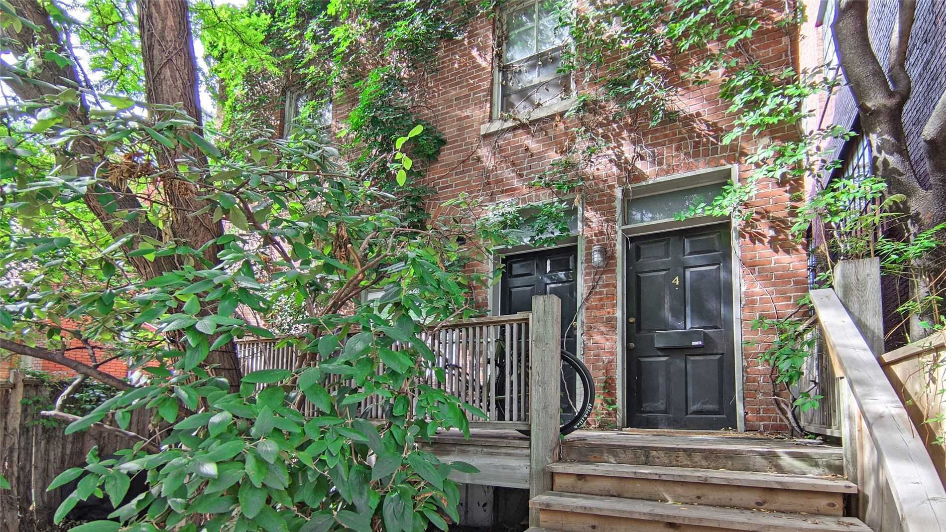 692 Richmond St W