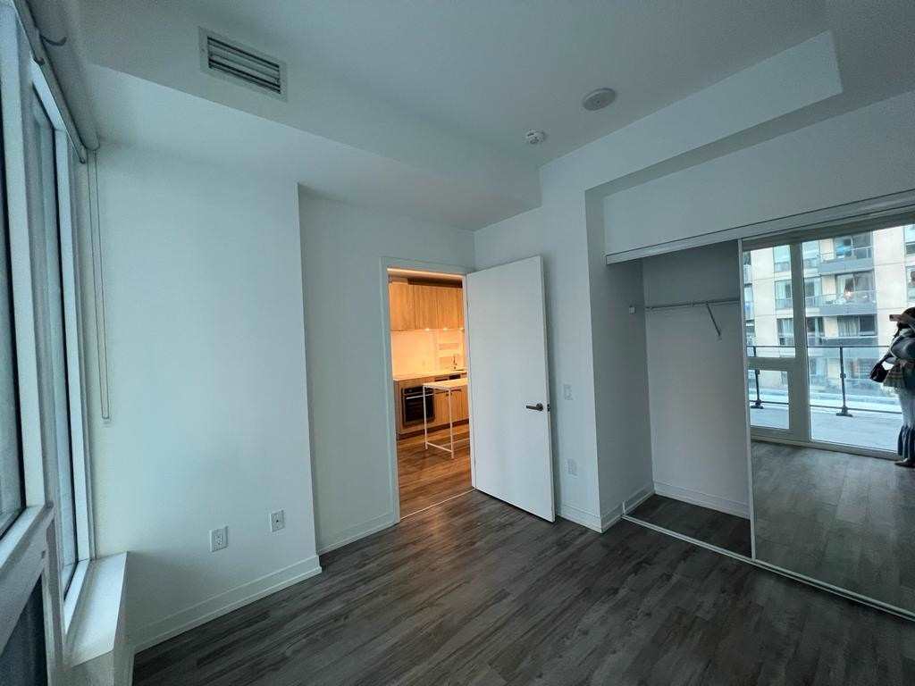 77 Shuter Street, #712