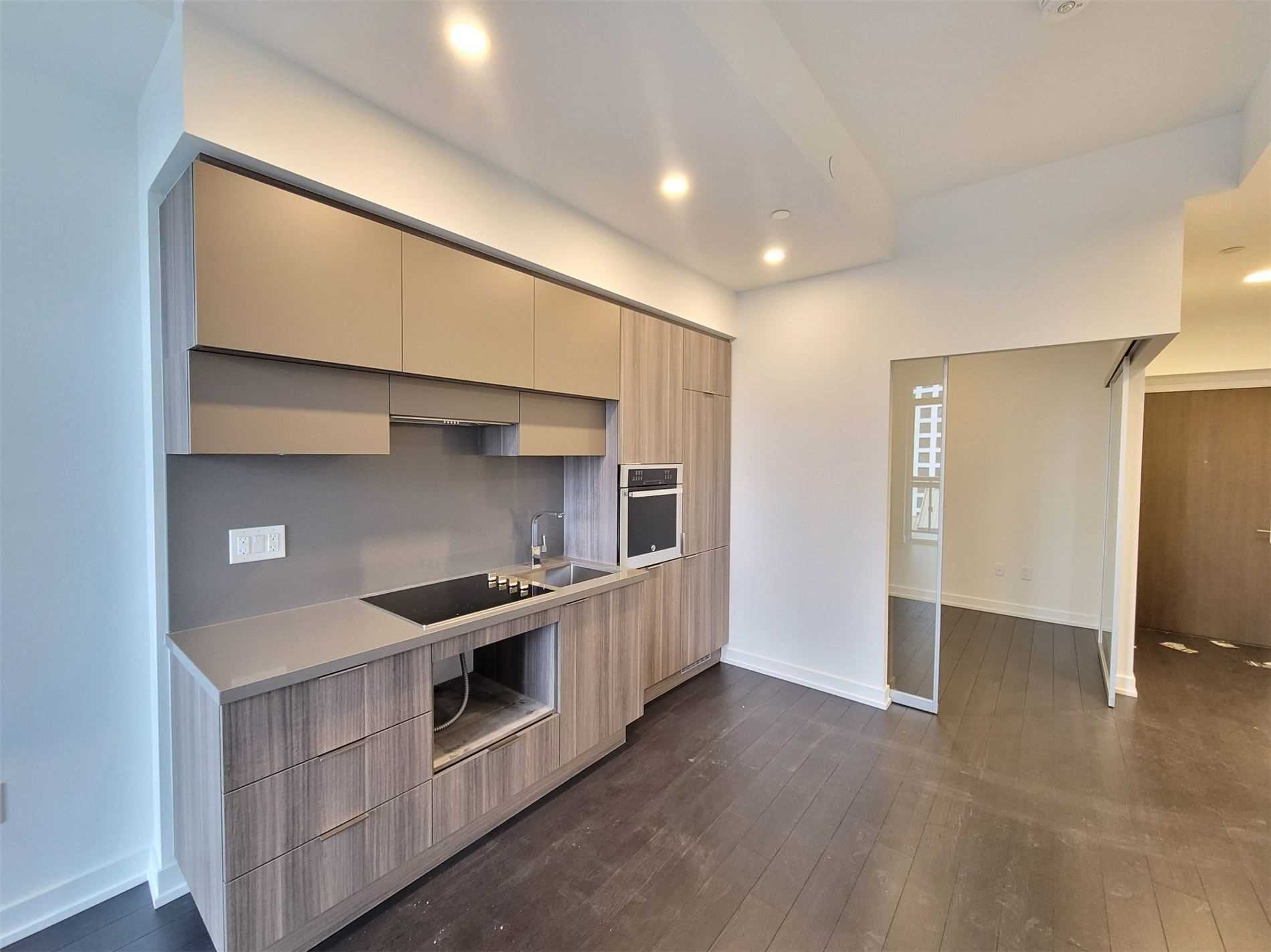39 Roehampton Ave, #1210