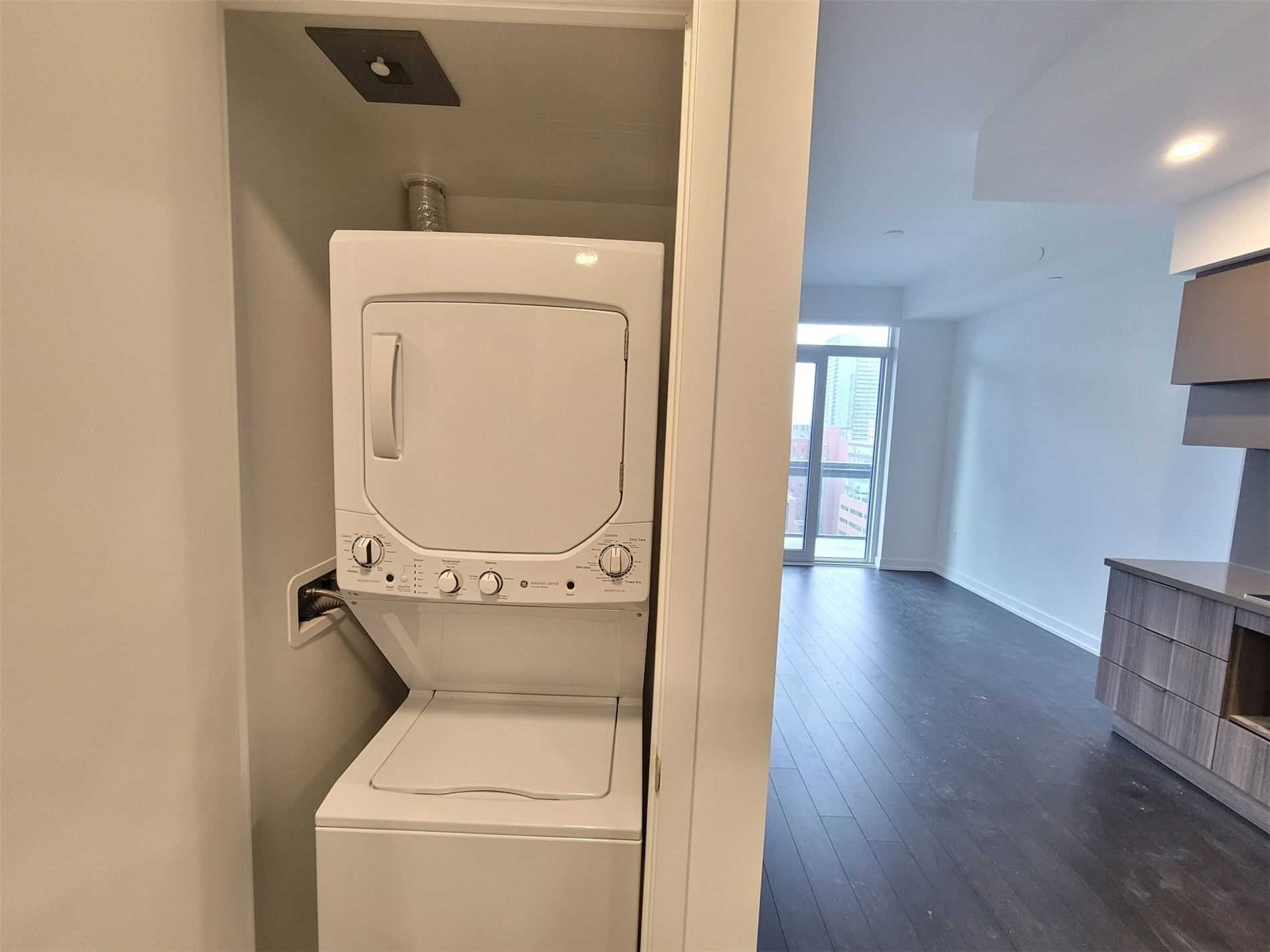 39 Roehampton Ave, #1210