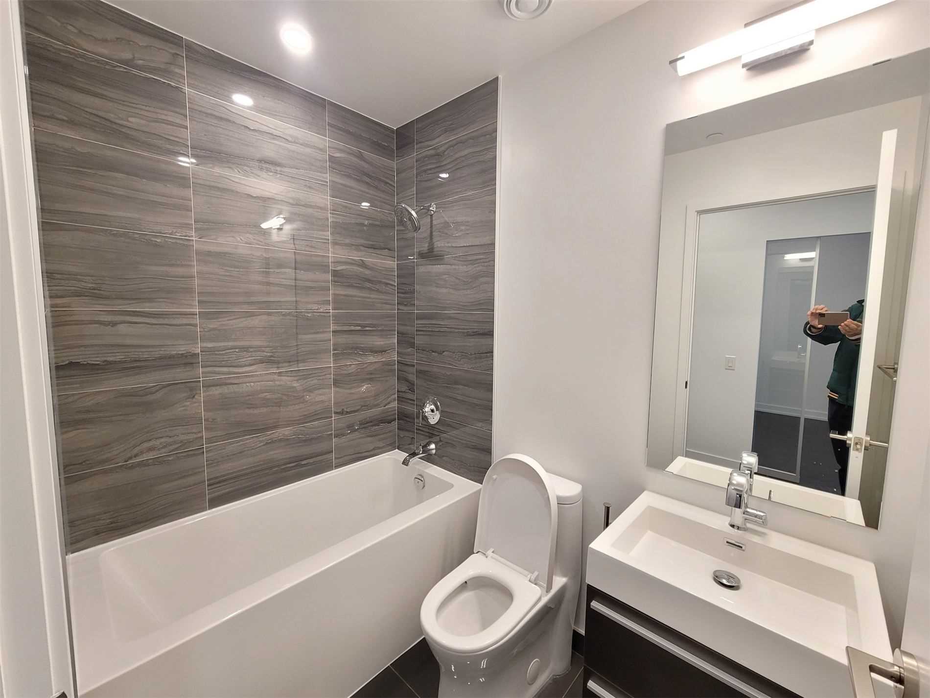 39 Roehampton Ave, #1210