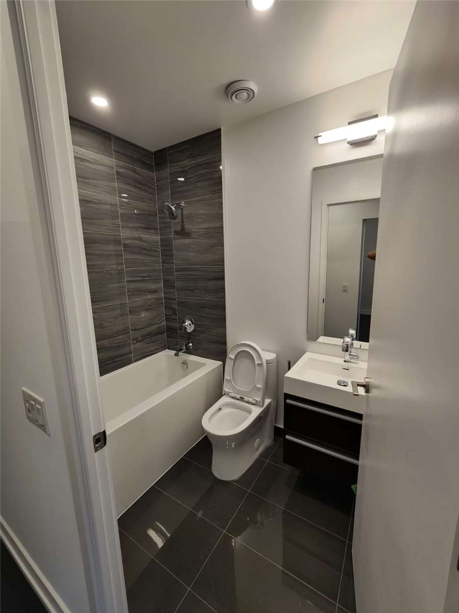 39 Roehampton Ave, #1210