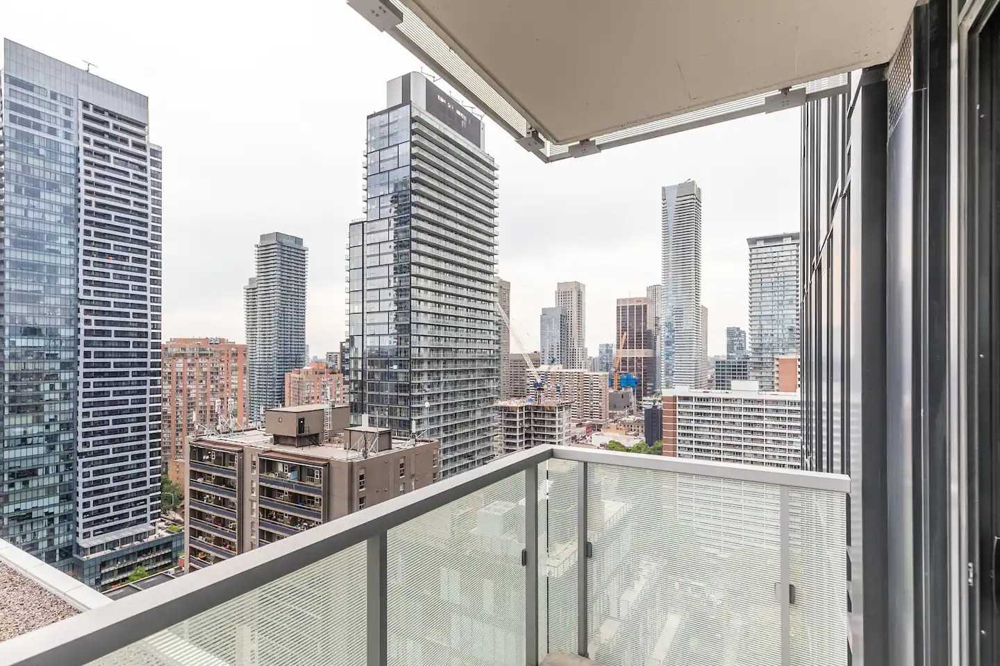 28 Wellesley Street E #2710