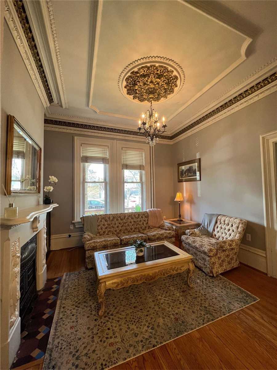 Listing C5865995 - Large Photo # 3