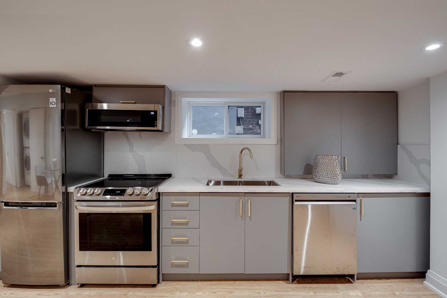 293 Chaplin Cres