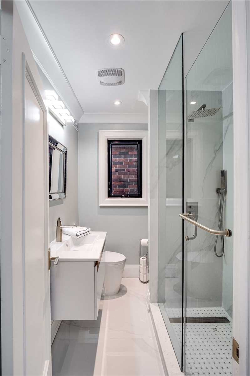 293 Chaplin Cres