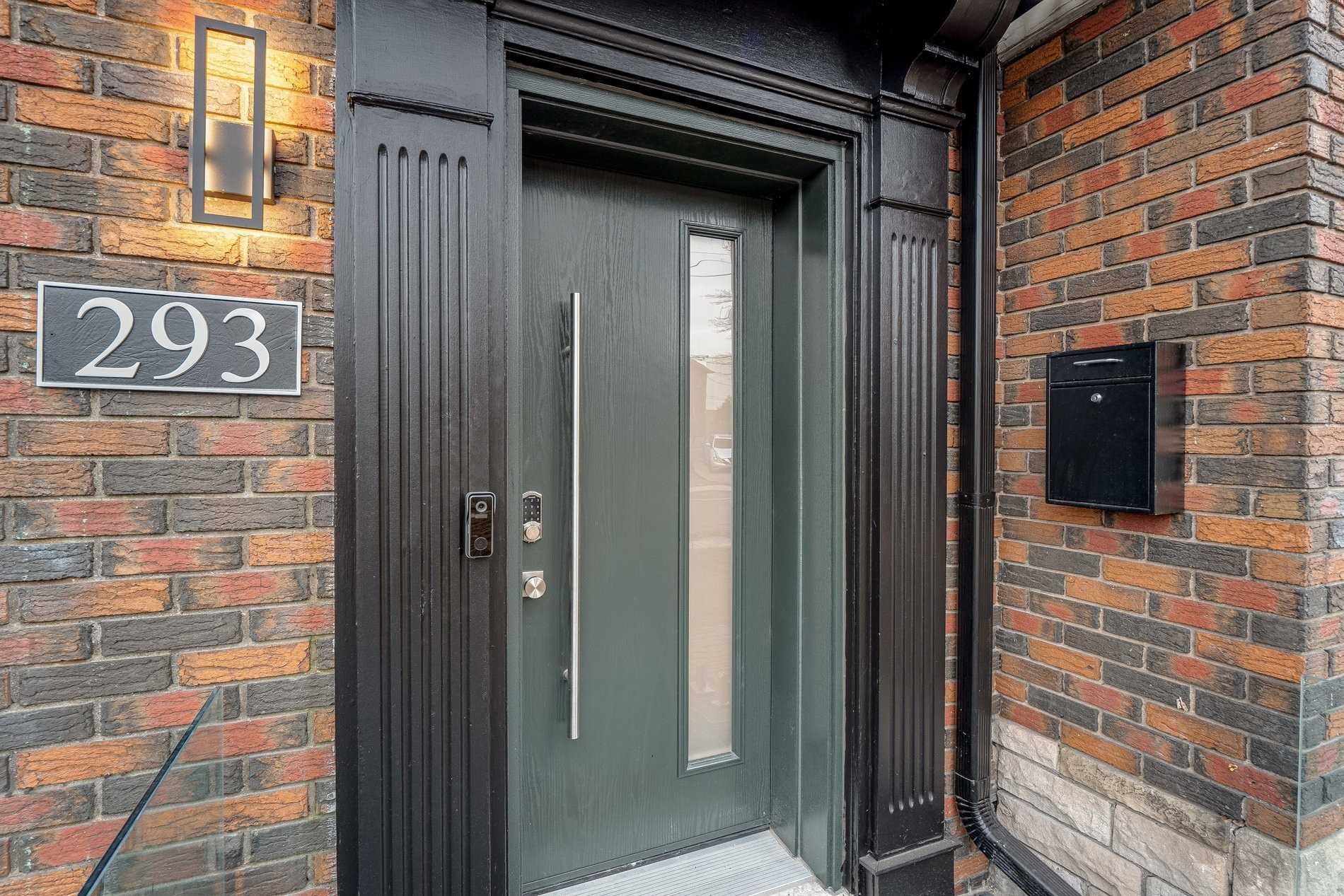 293 Chaplin Cres