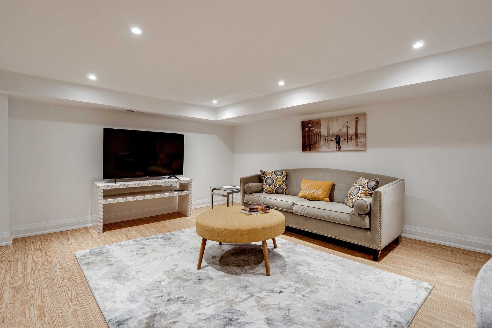 293 Chaplin Cres