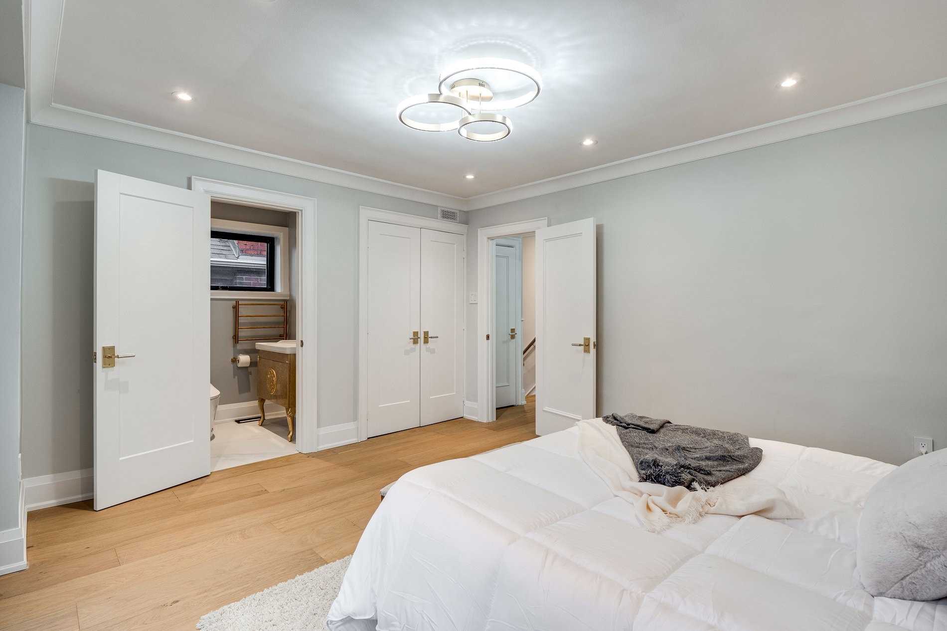 293 Chaplin Cres