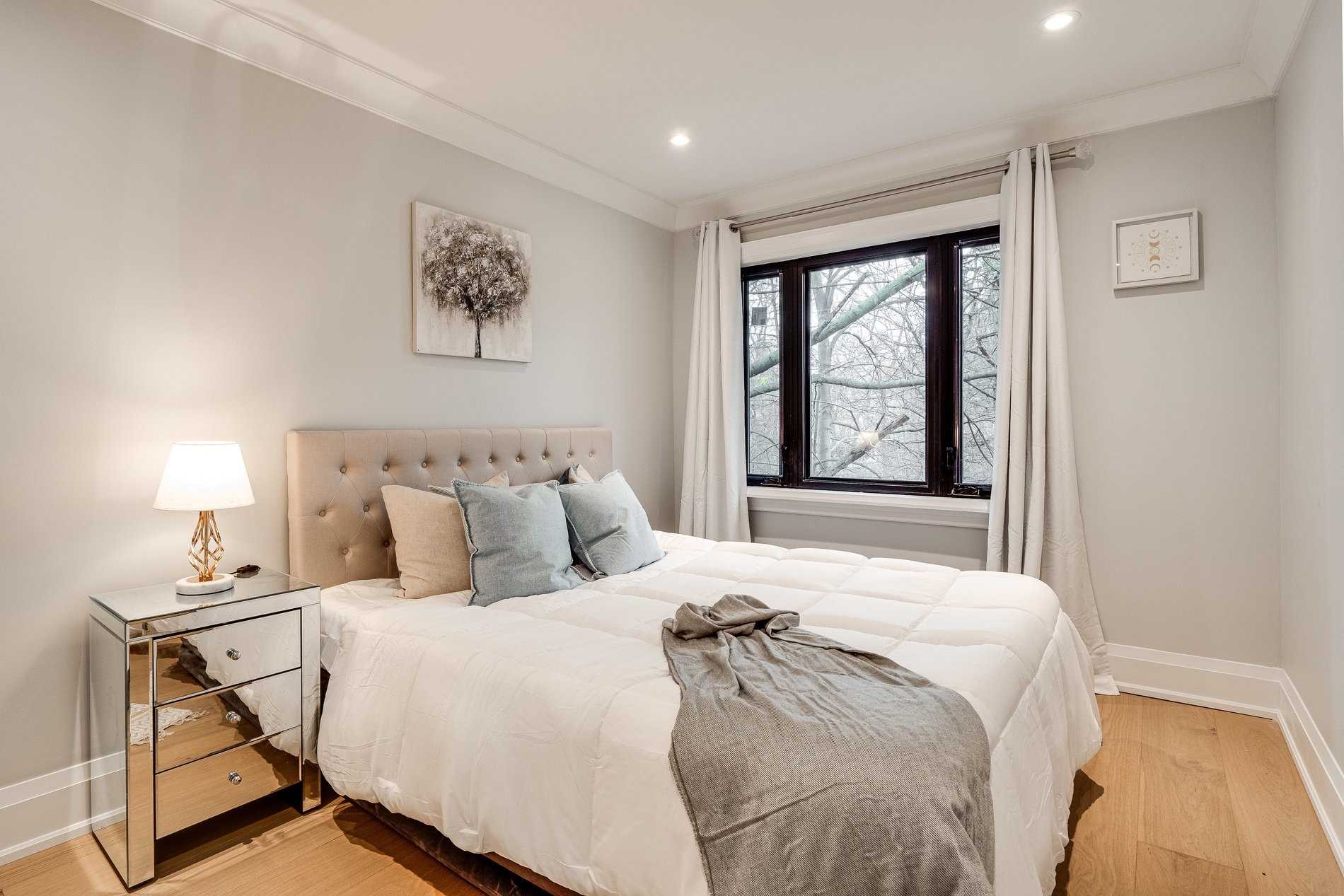 293 Chaplin Cres