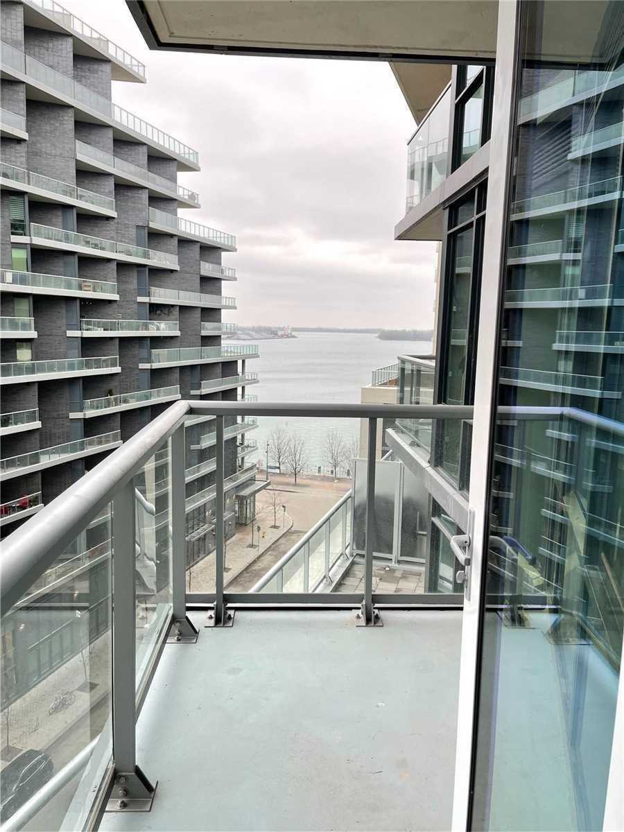 15 Merchants' Wharf #807