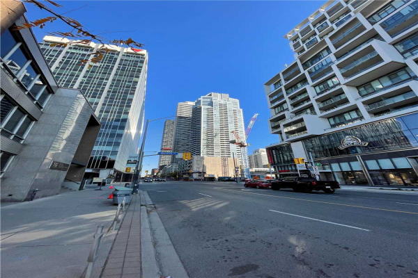 2181 Yonge St, Toronto