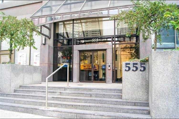 555 Yonge St, Toronto