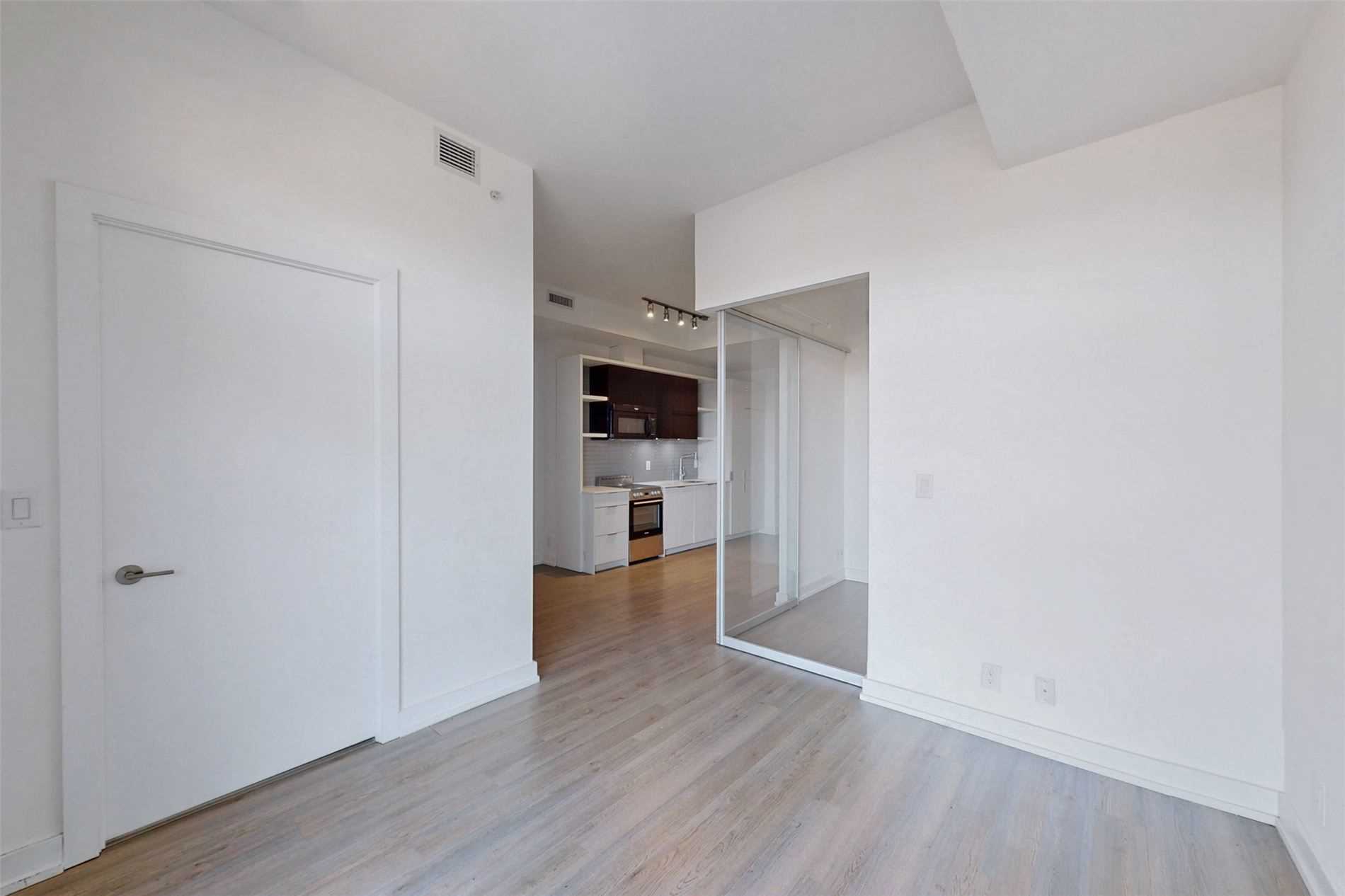 6 Parkwood Ave, #517