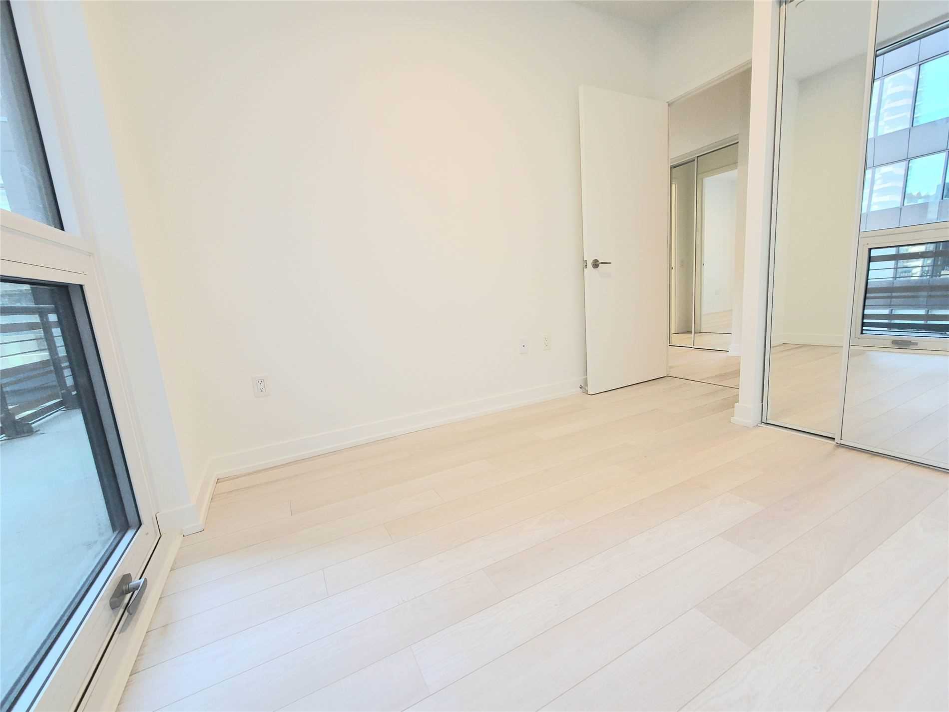 39 Roehampton Ave, ##410