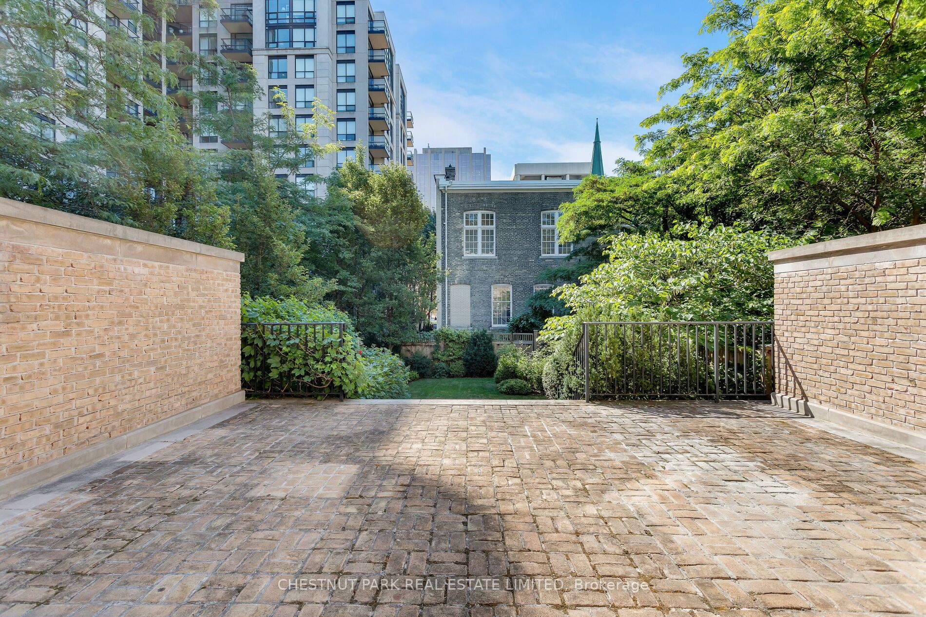 23 Heath St W