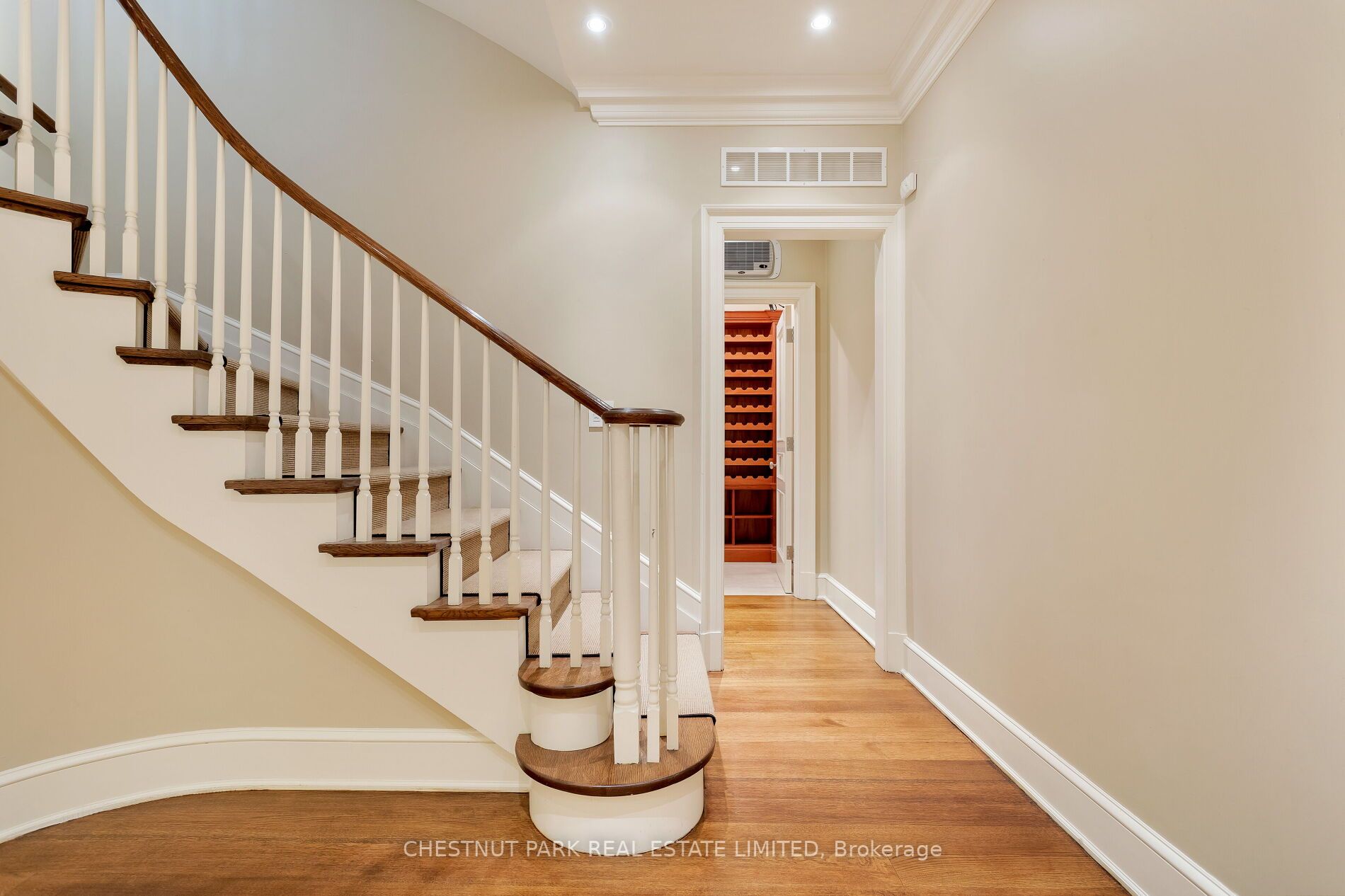 23 Heath St W
