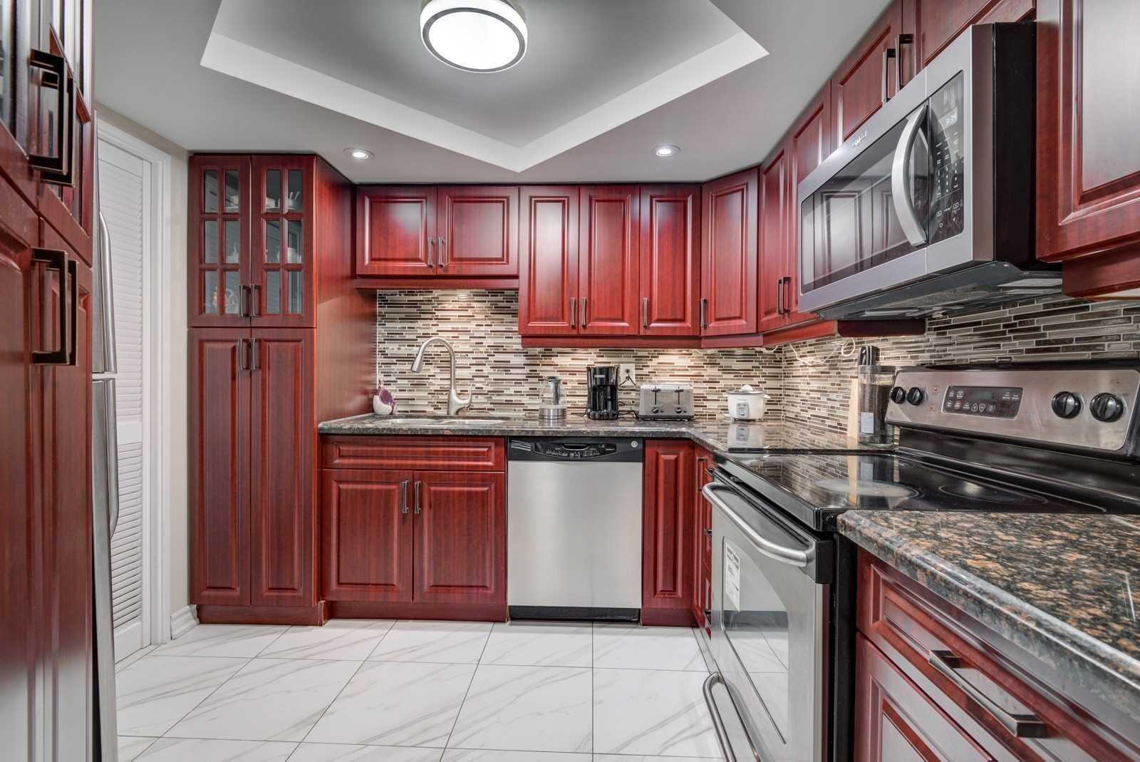 5460 Yonge Street, #807