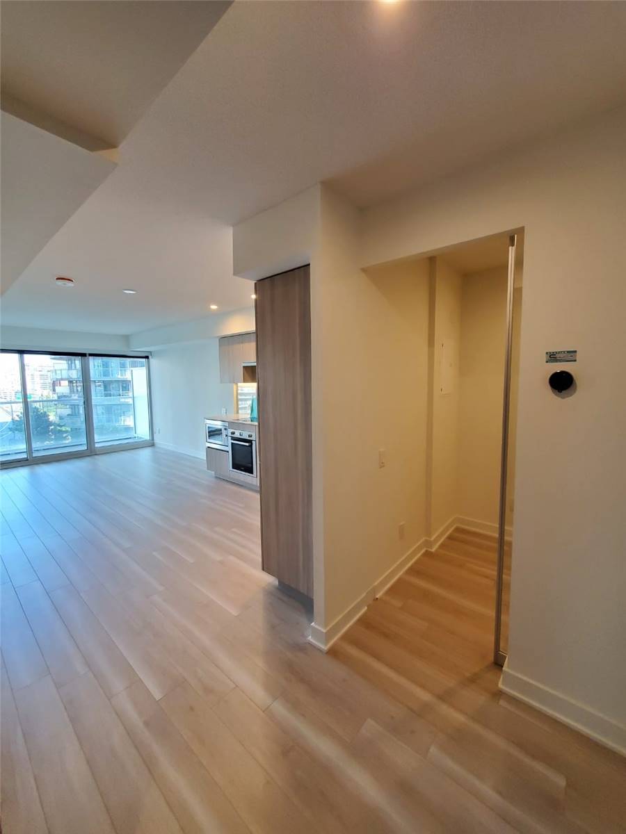 17 Bathurst Street, #911