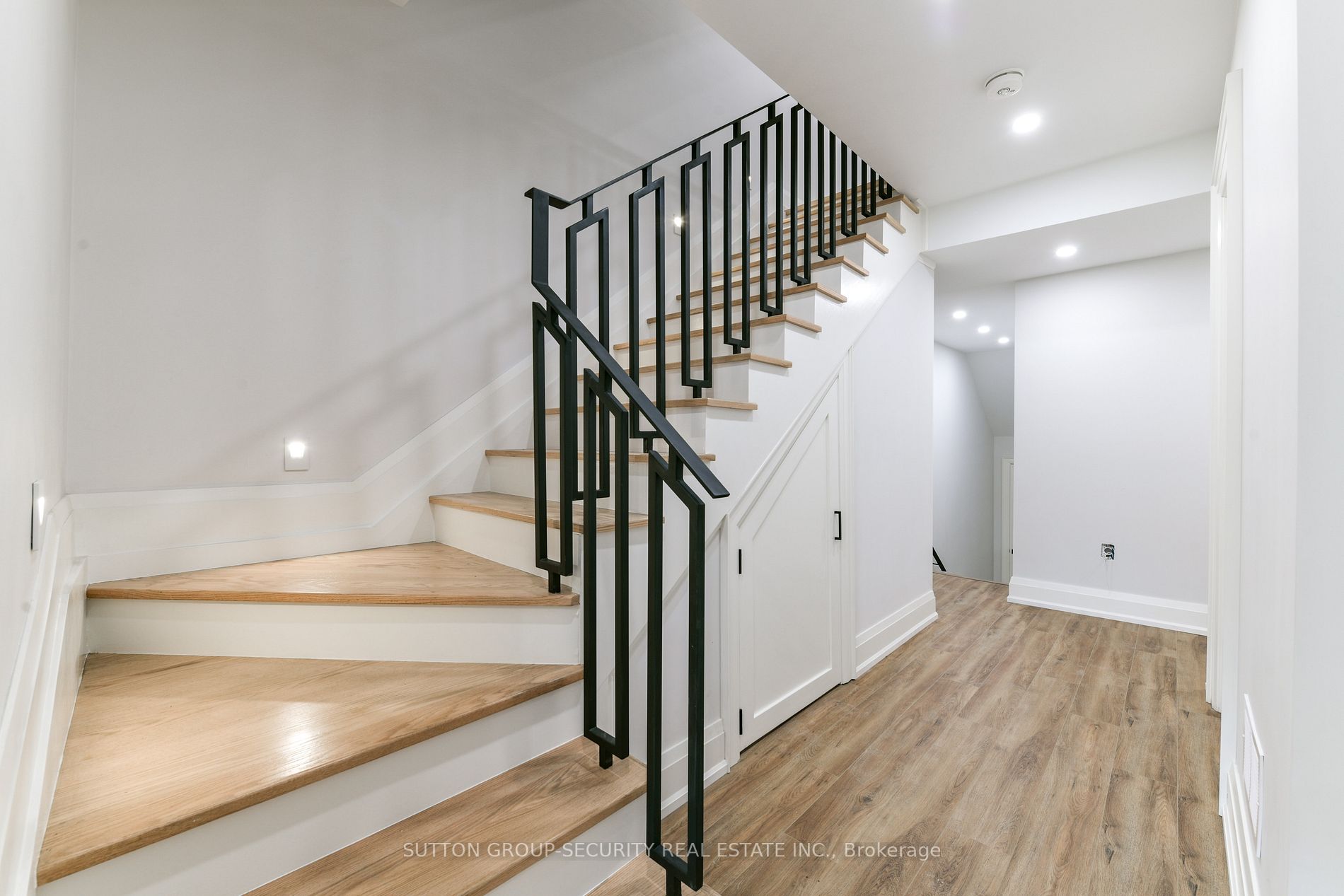 16 Hycrest Ave