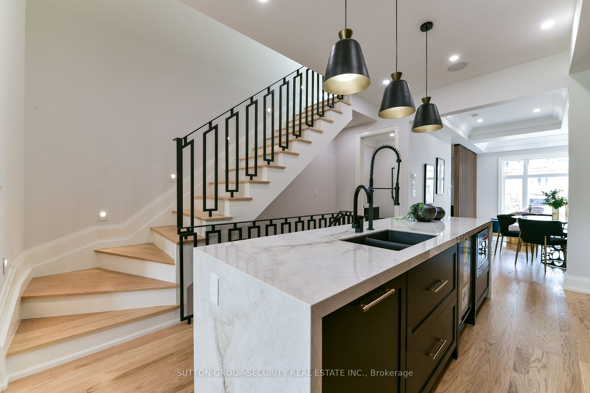 16 Hycrest Ave
