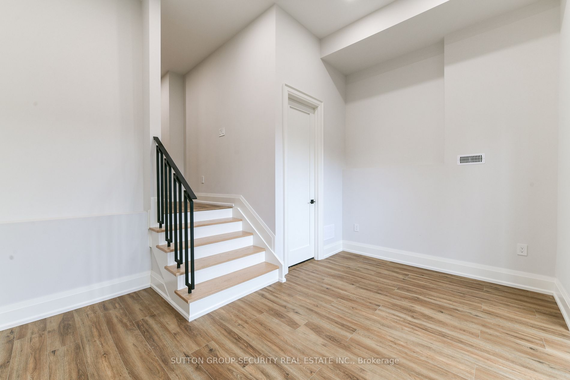 16 Hycrest Ave
