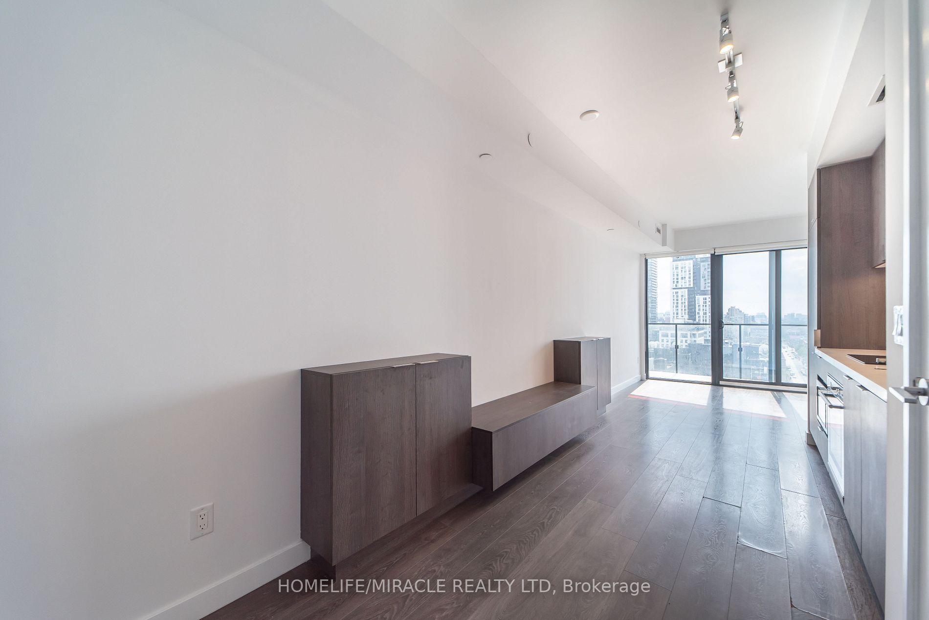 215 Queen St W, #1405