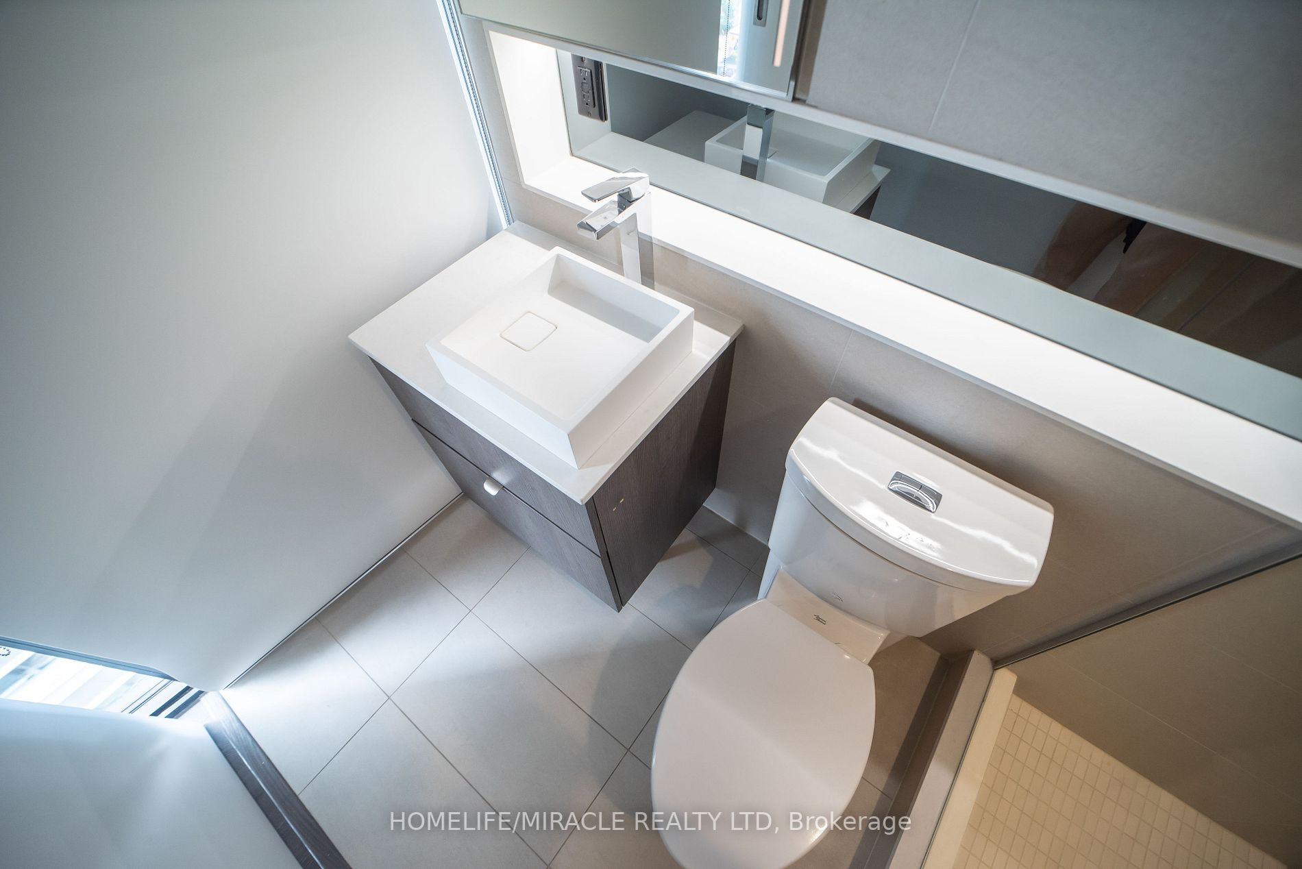 215 Queen St W, #1405