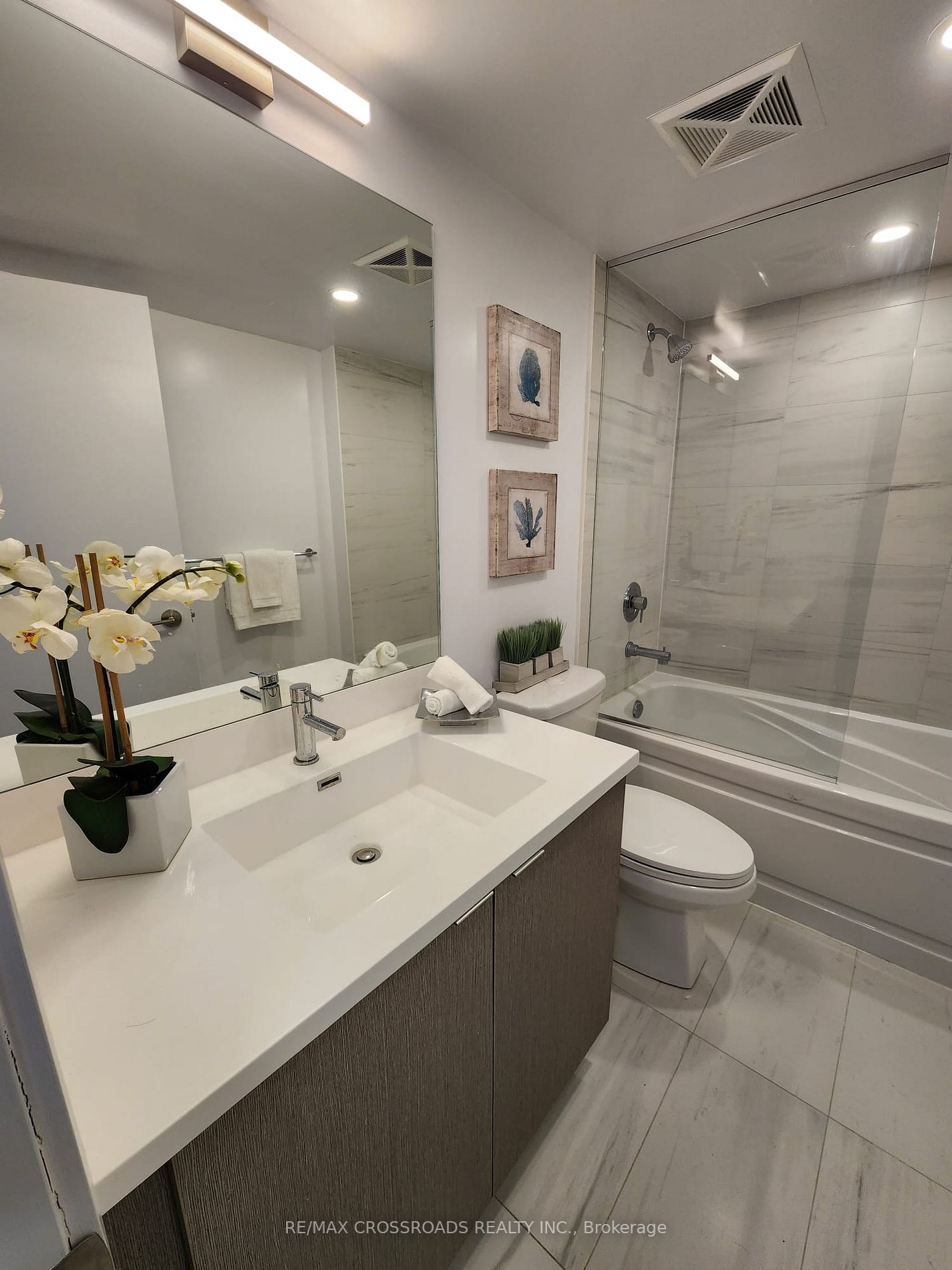 219 Dundas St E, #701