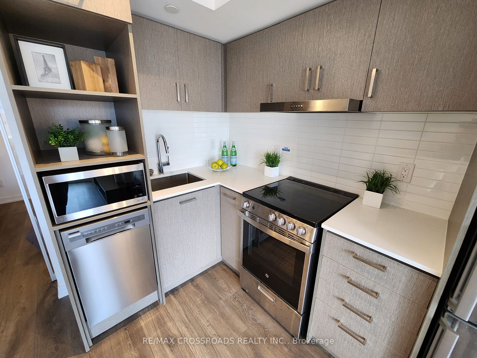 219 Dundas St E, #701