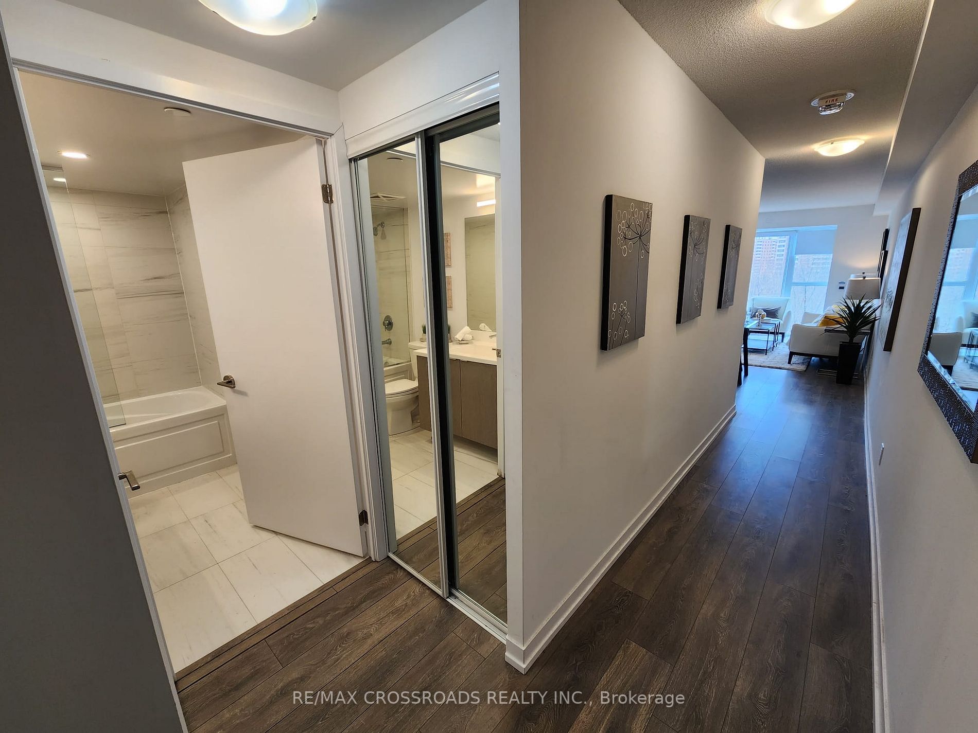 219 Dundas St E, #701