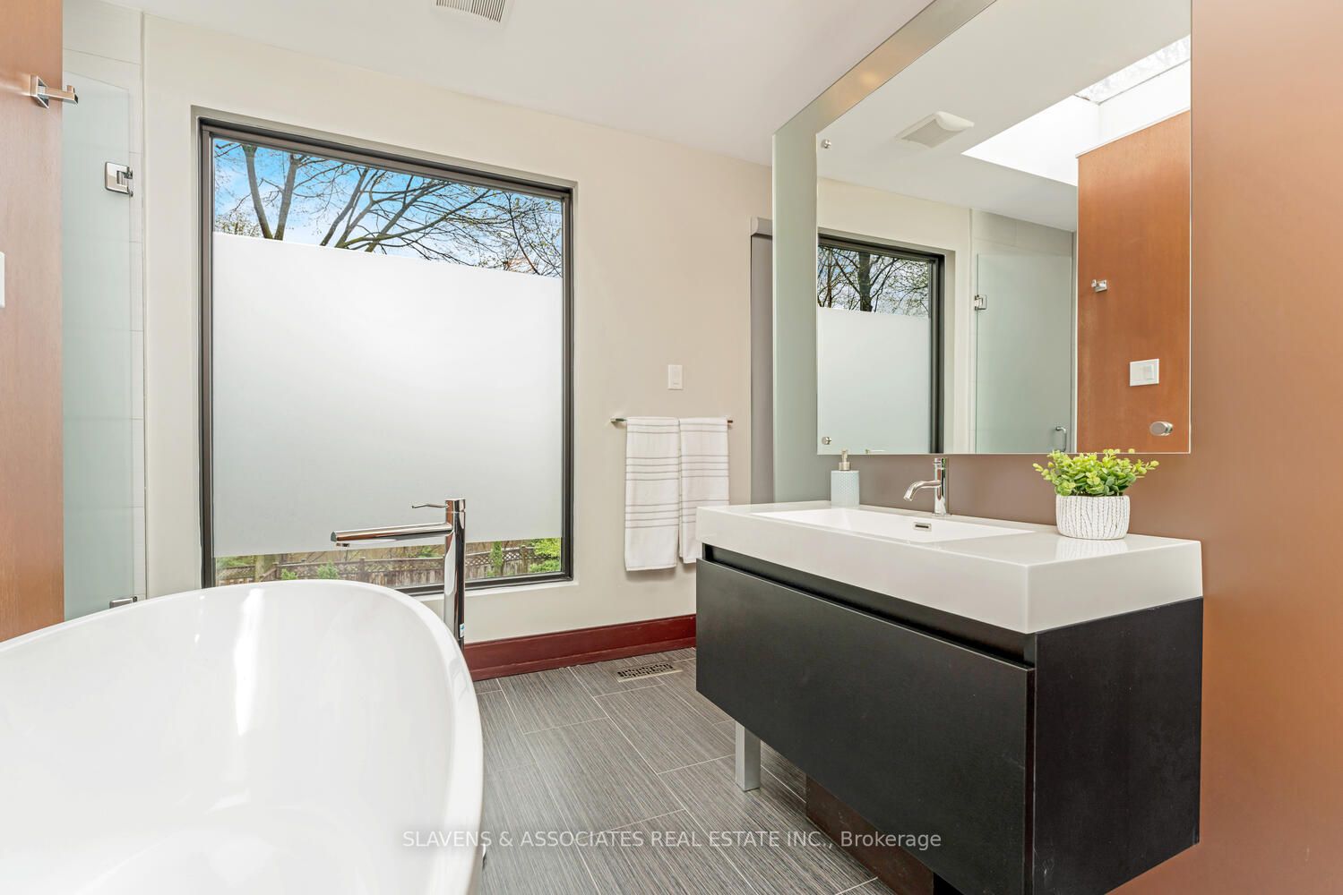 127 Orchard View Boulevard