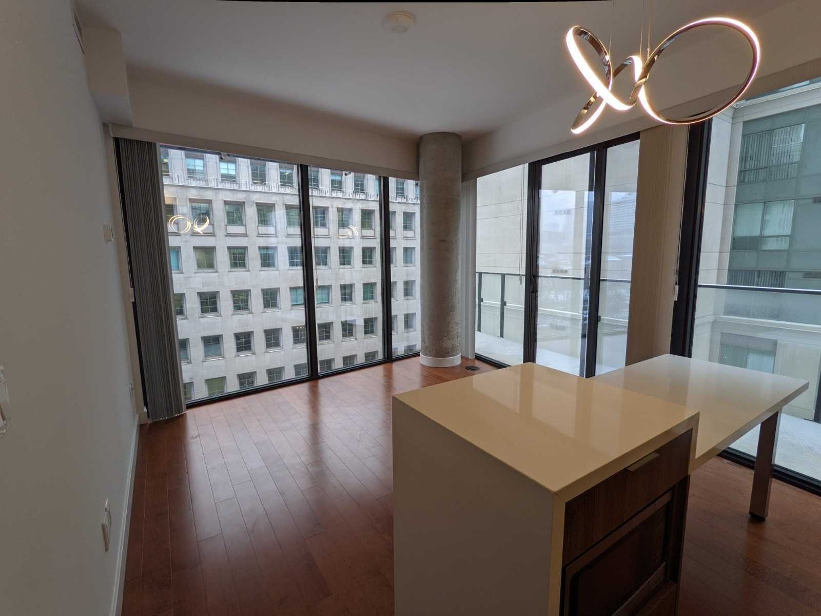 215 Queen St W, #711