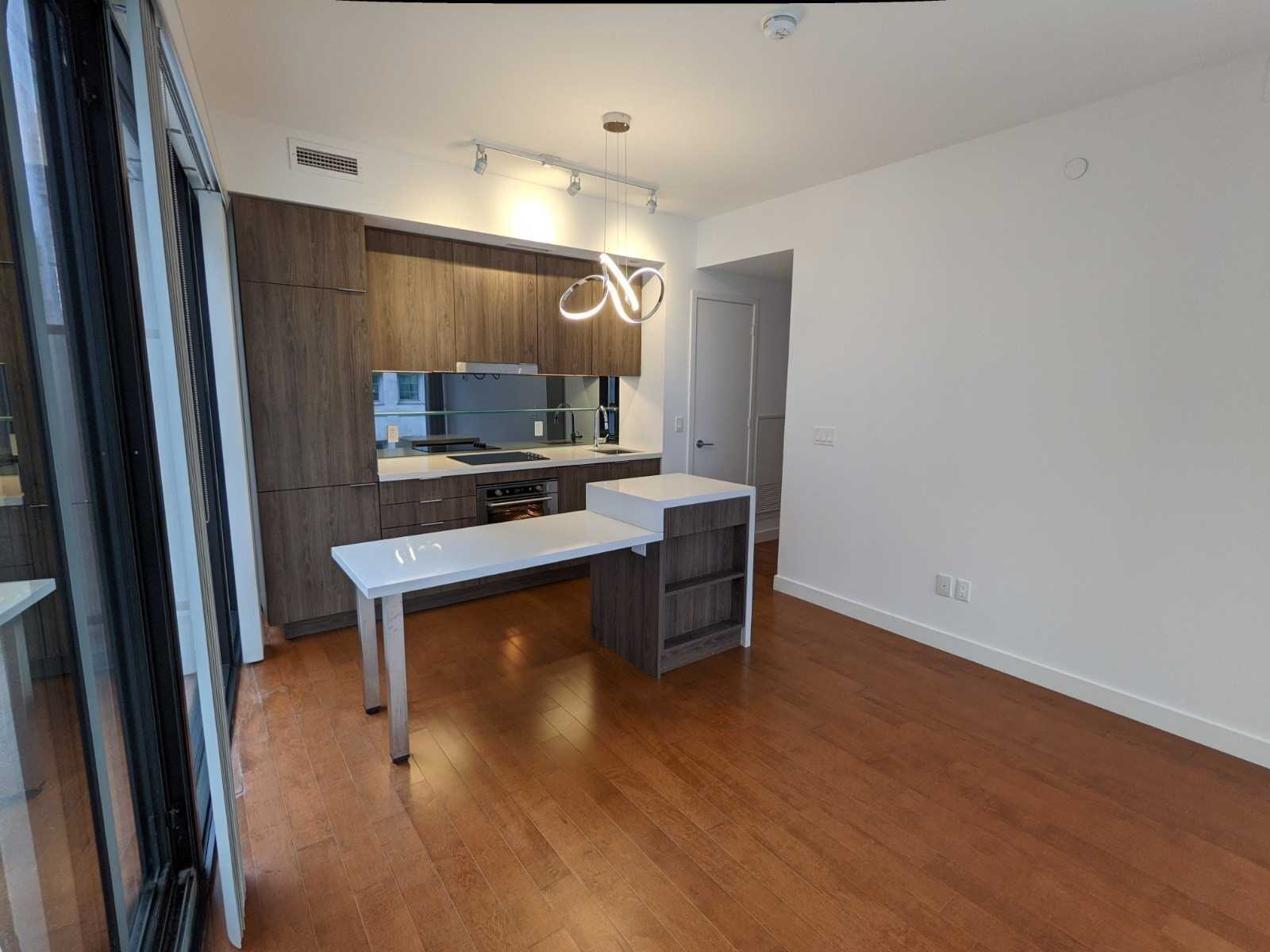 215 Queen St W, #711