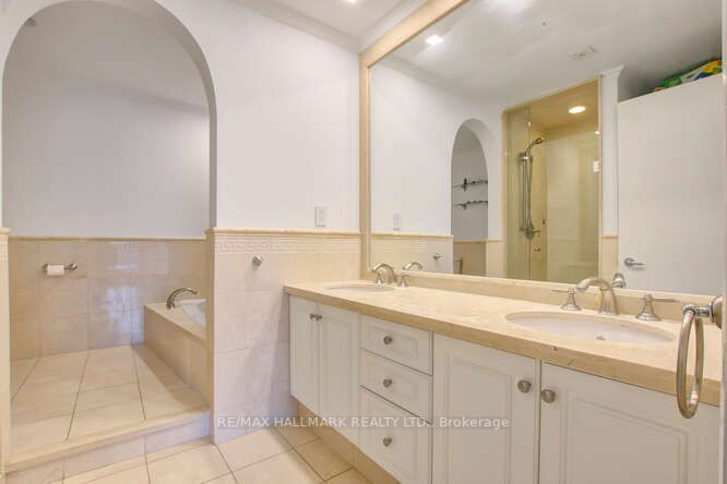 700 King St W, #612