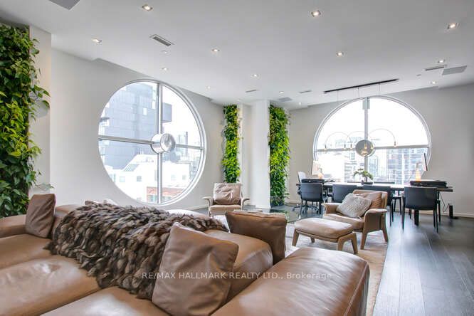 700 King St W, #612