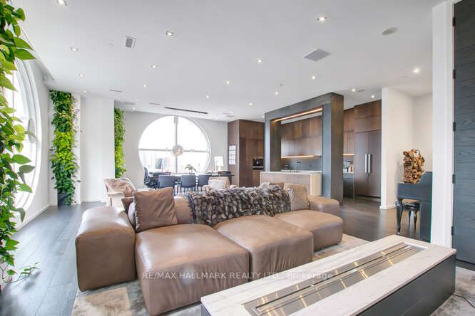700 King St W, #612