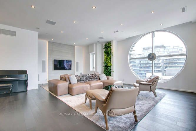 700 King St W, #612