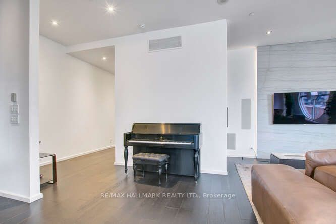 700 King St W, #612