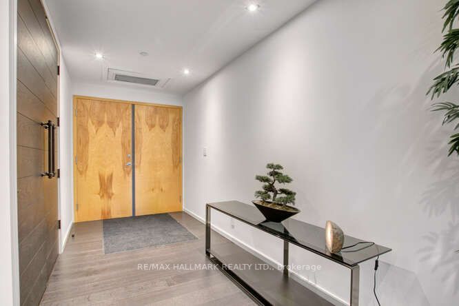 700 King St W, #612