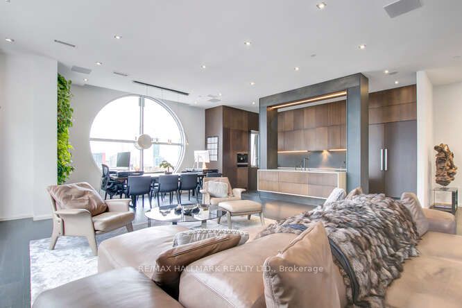 700 King St W, #612