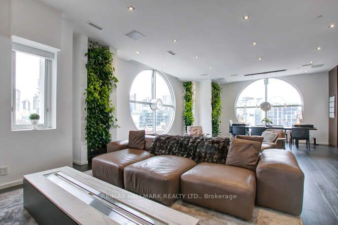 700 King St W, #612