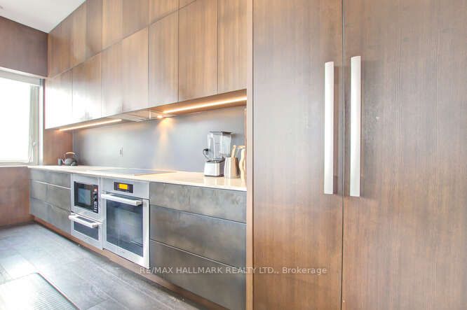 700 King St W, #612