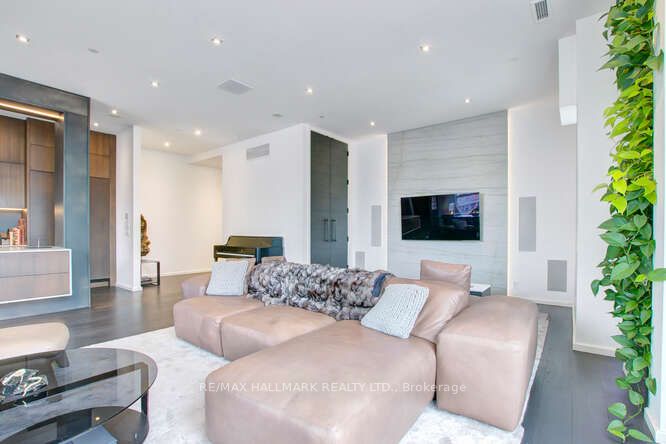 700 King St W, #612