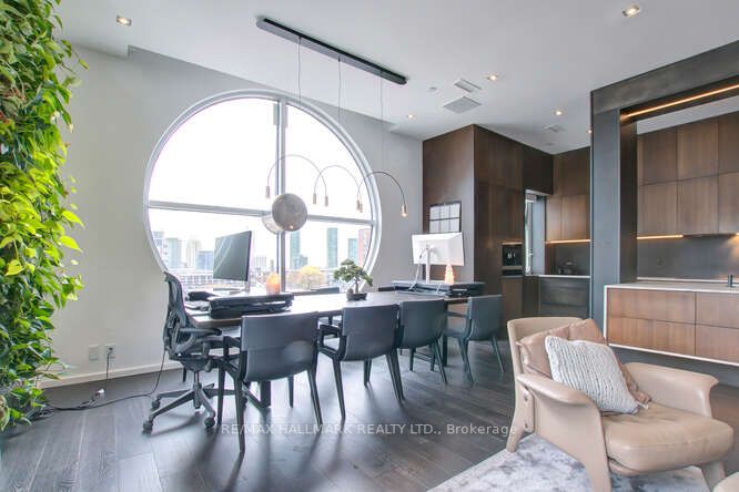 700 King St W, #612