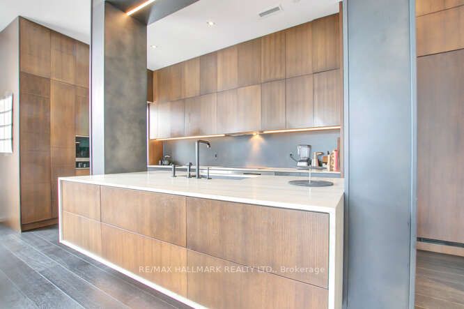 700 King St W, #612