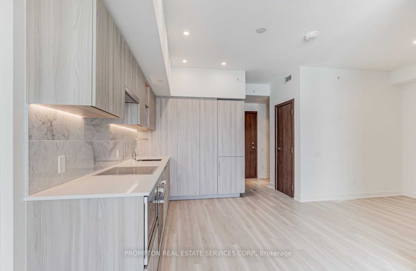 19 Bathurst St, #707