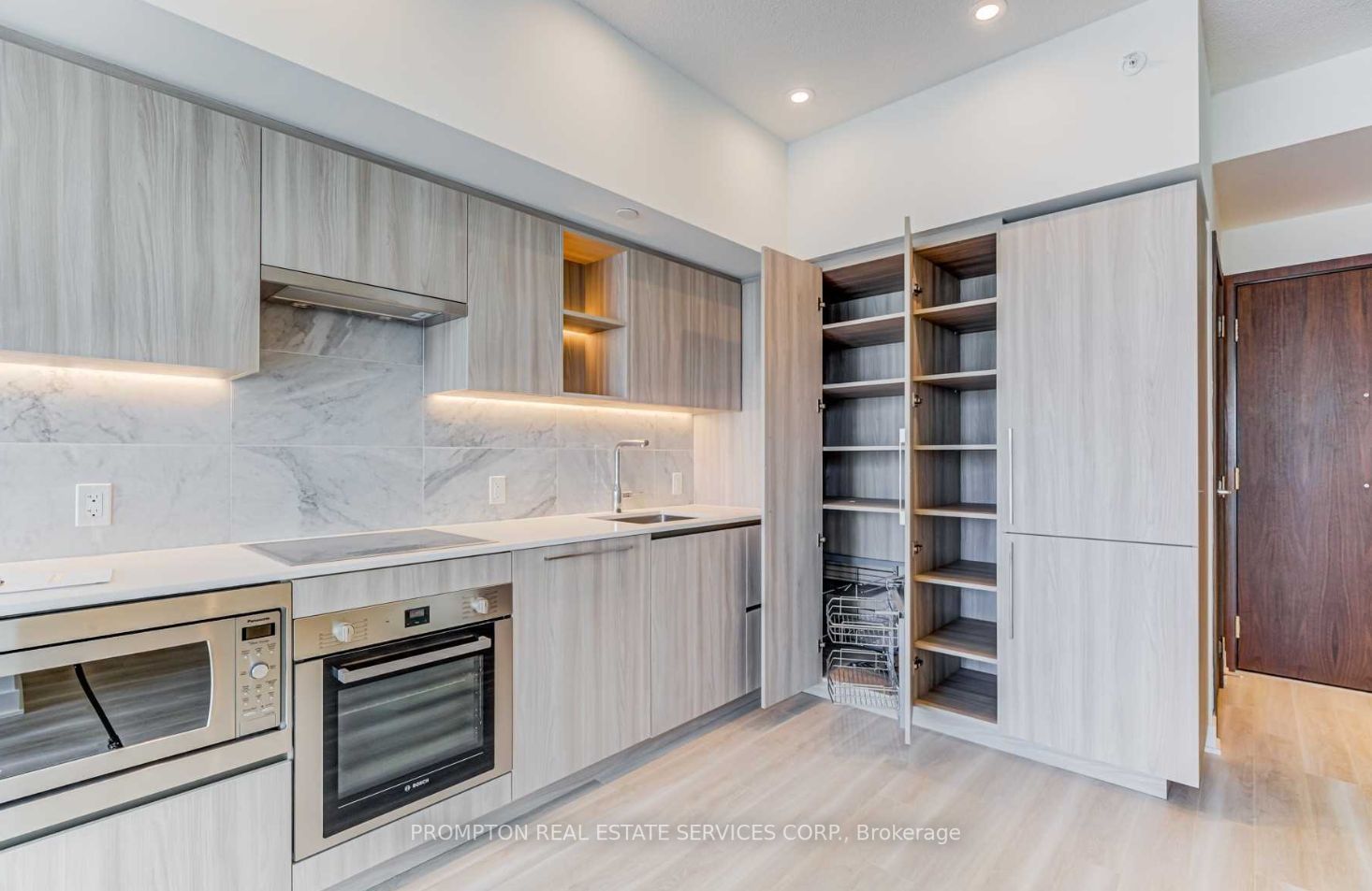 19 Bathurst St, #707