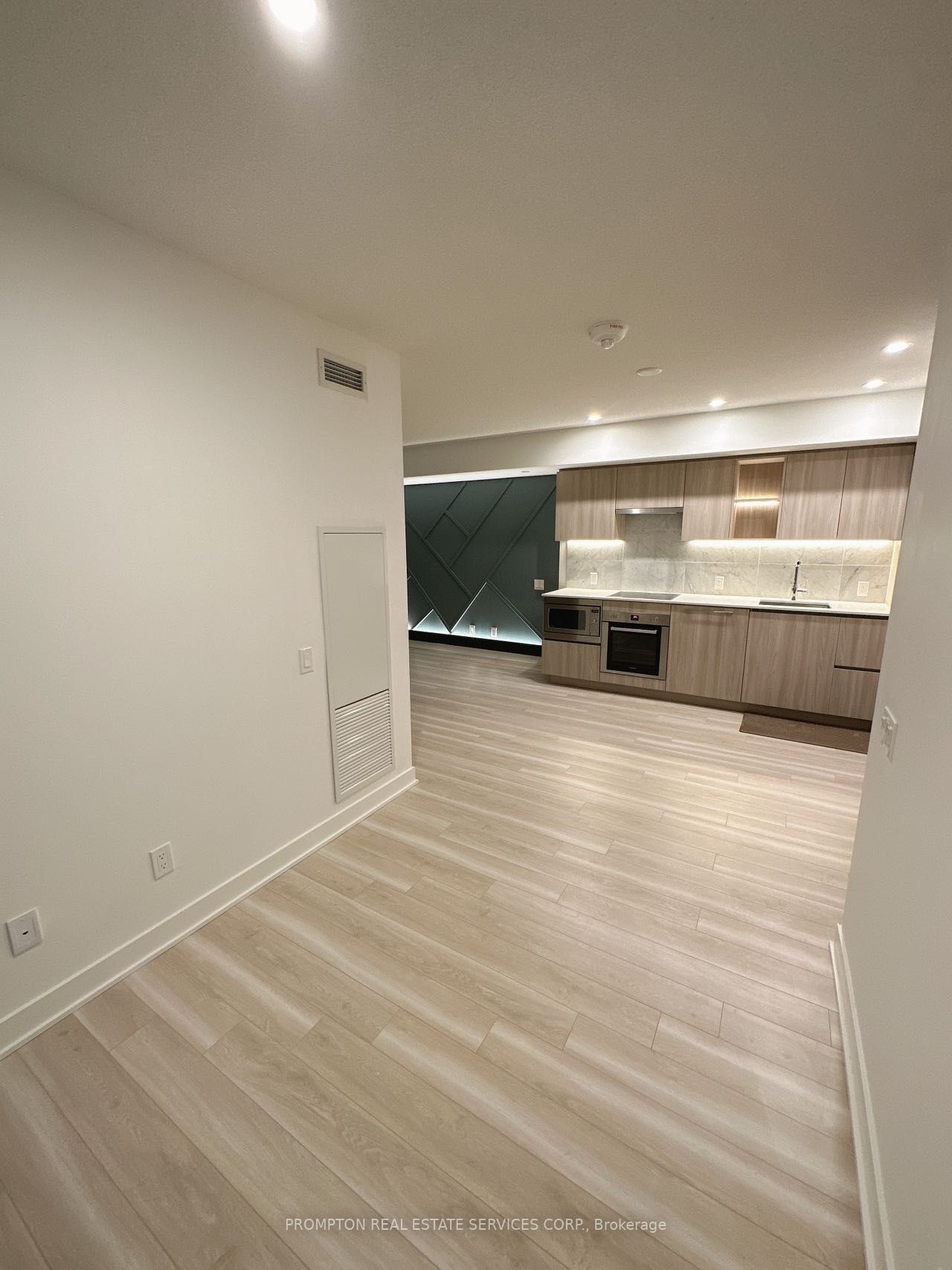 19 Bathurst St, #707