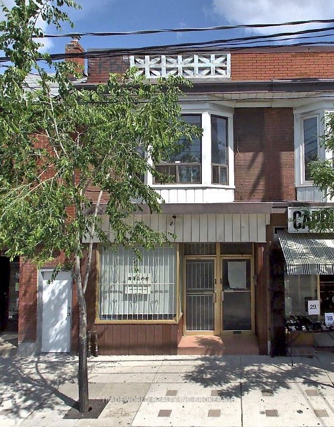 820 Dundas St W
